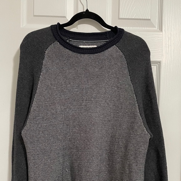 Grey shade sweater in good condition (ideal for spring and Fall weather) - Picture 1 of 3